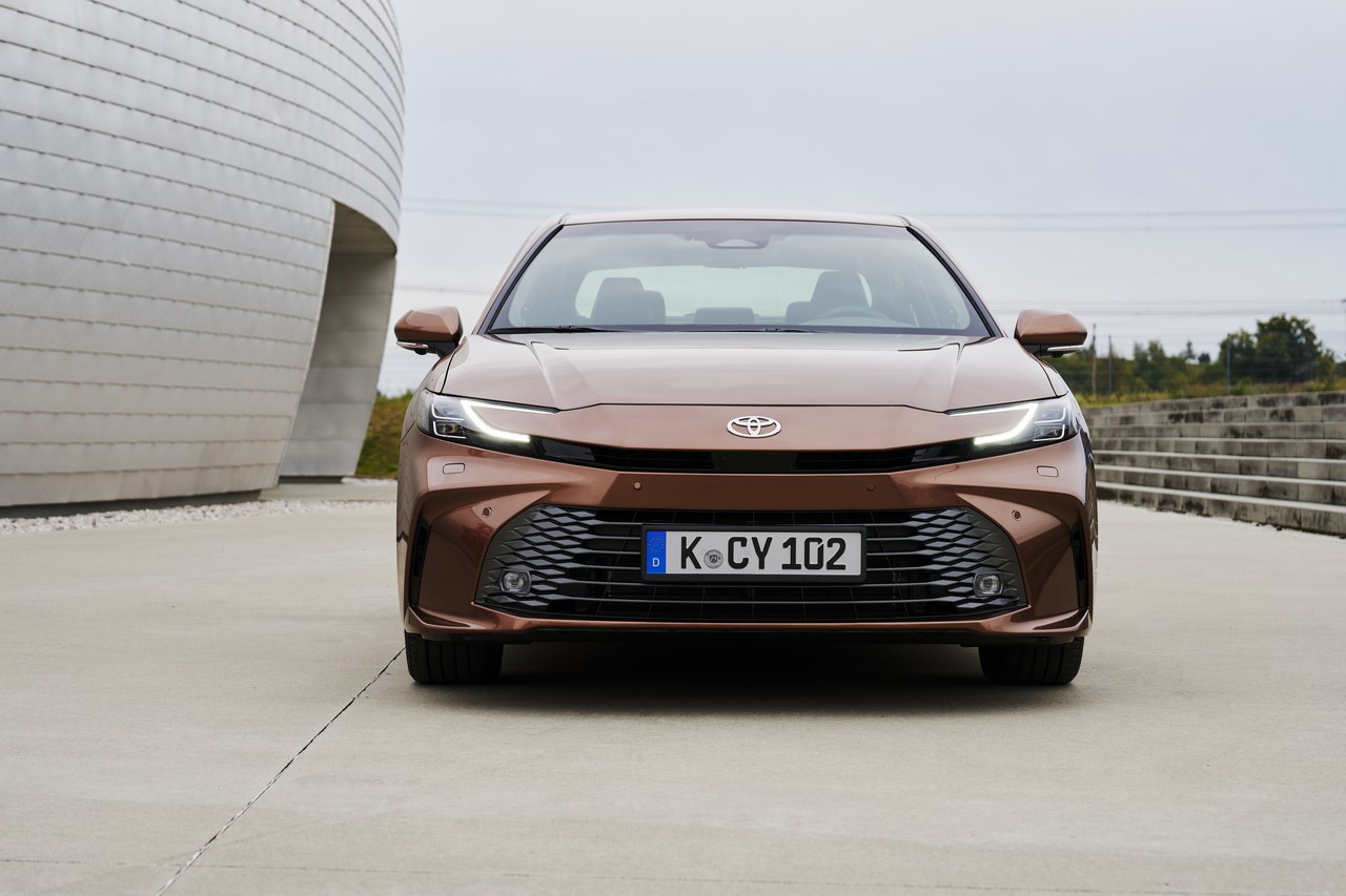 Nowa Toyota Camry. Komfortowa limuzyna z wydajną hybrydą piątej generacji