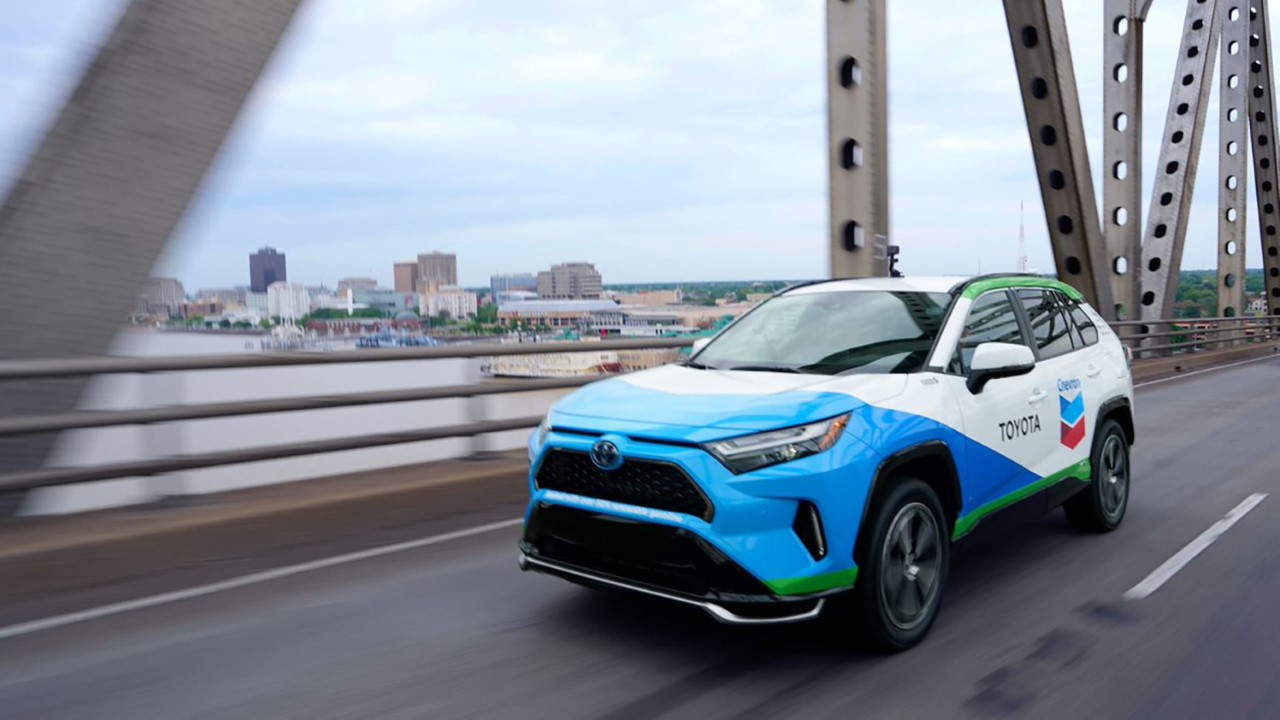 Samochody Toyoty zasilane innowacyjną benzyną. Toyota testuje nowe paliwo o ponad 40% niższej emisji CO2