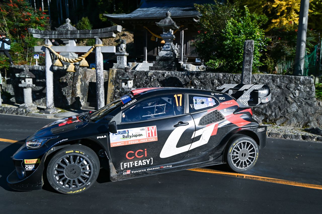 Rallye Japonsko: Toyota po strhujícím finále získala mistrovský titul v kategorii továrních týmů