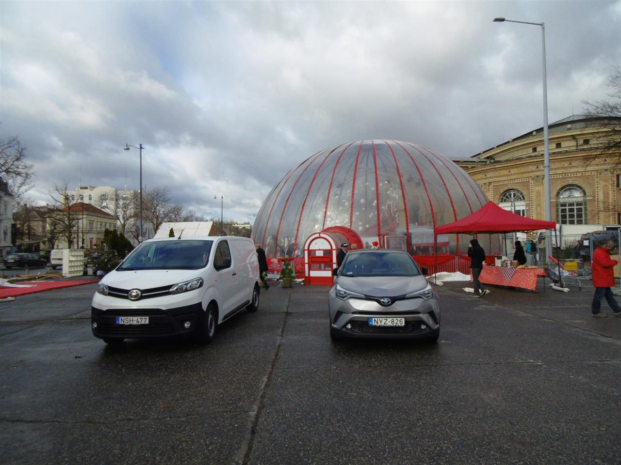 ELADOTT AUTÓNKÉNT 10.000 FORINTTAL TÁMOGATJA A TOYOTA A MIKULÁSGYÁRAT