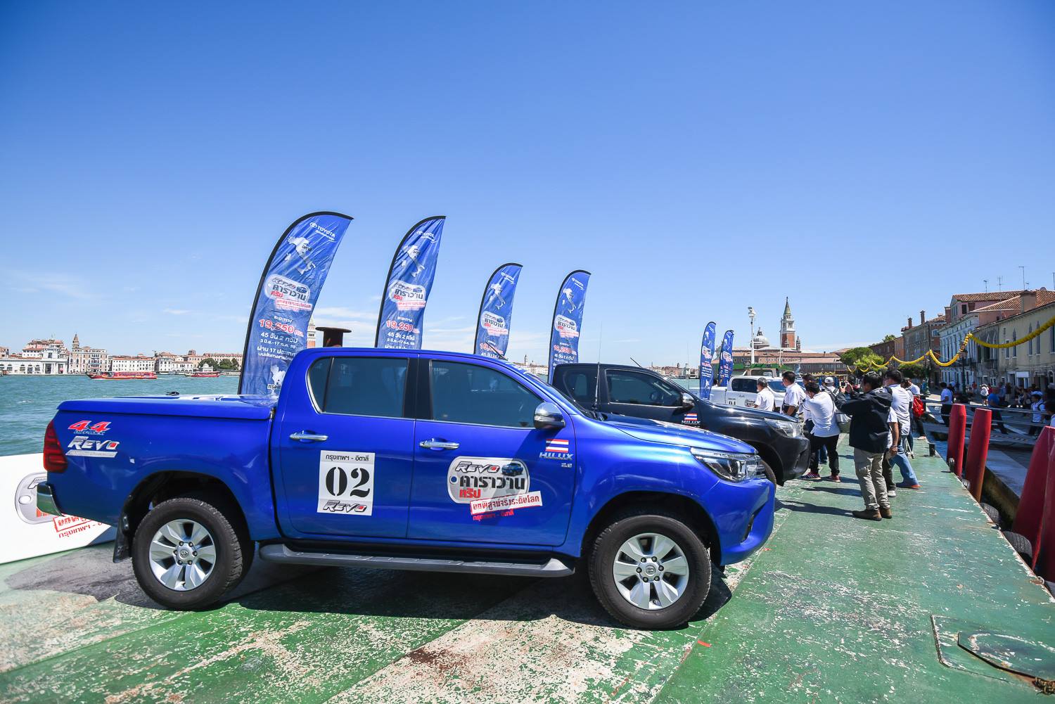 A SELYEMUAT IS ÁTSZELVE, BANGKOKTÓL VELENCÉIG BIZONYÍTOTT LEGENDÁS A TOYOTA PICKUP LEGÚJABB GENERÁCIÓJA