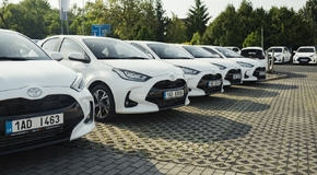 Toyota dodala 35 hybridních Yarisů české firmě ACCOM