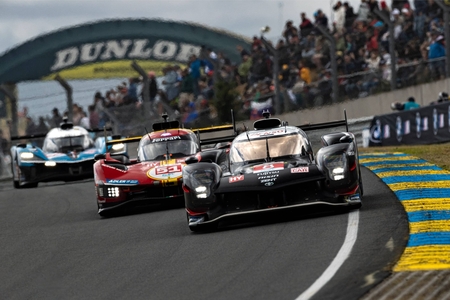 24 hodin Le Mans: Pódiové umístění pro Toyotu po nervy drásajícím souboji 
