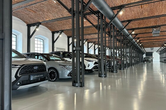 Prodejce Toyoty Autostyl otevřel v Trutnově unikátní prémiový showroom pro ojeté vozy