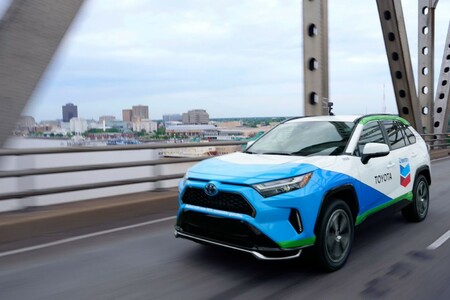 Samochody Toyoty zasilane innowacyjną benzyną. Toyota testuje nowe paliwo o ponad 40% niższej emisji CO2